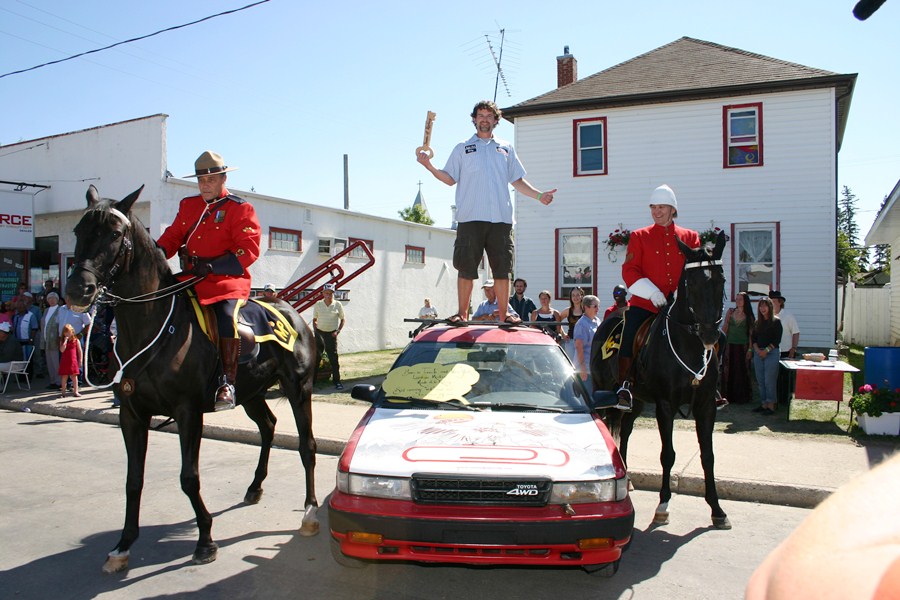 Câu chuyện đổi chiếc kẹp giấy màu đỏ lấy ngôi nhà của Kyle MacDonald