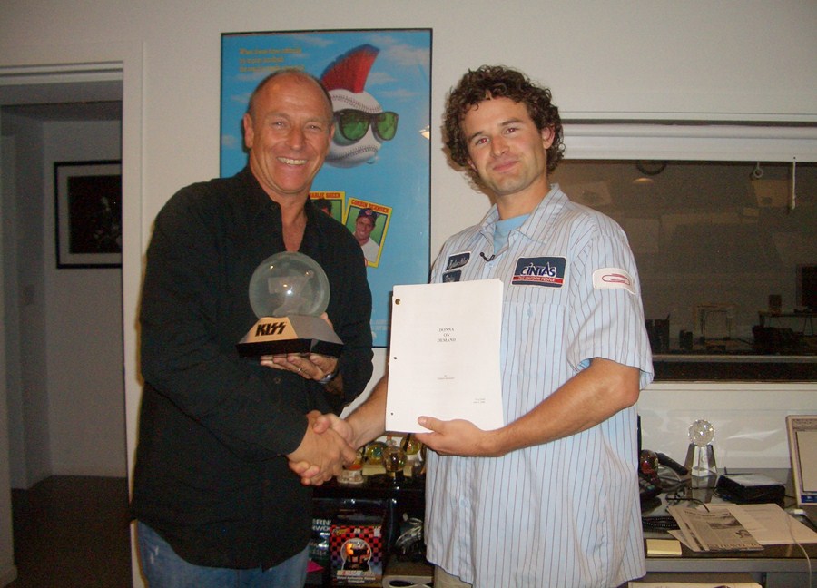 cau chuyen kep giay do kyle macdonald (1)