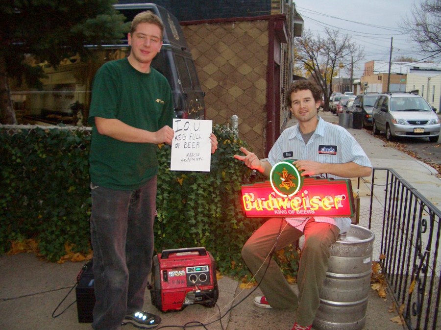 MacDonald cùng thùng bia rỗng đã trao đổi